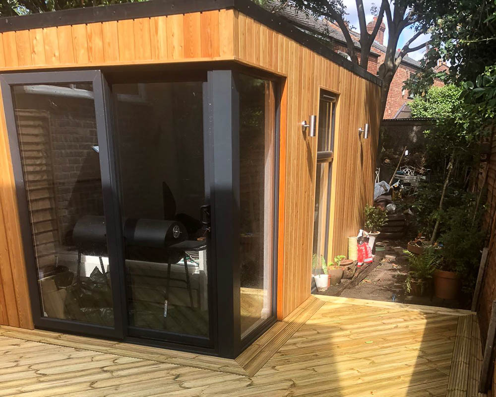 A small garden rooms by Swift Unlimited