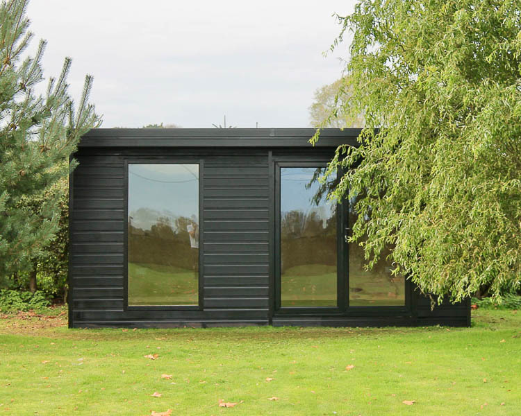 Garden offices by Crusoe Garden Rooms Limited